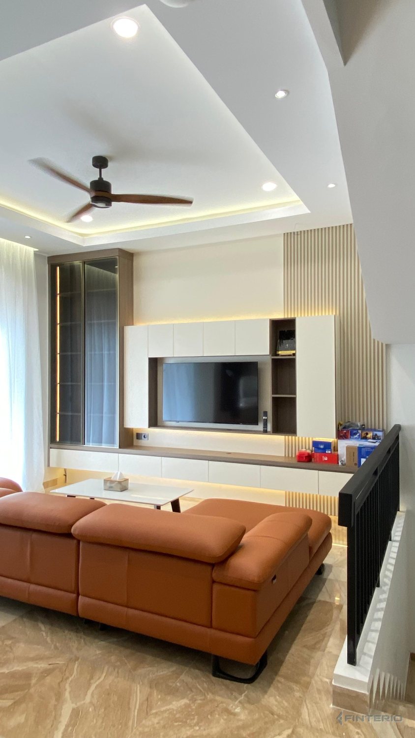 Ruang keluarga dengan backdrop TV custom dan panel kayu